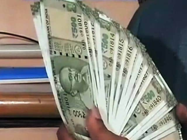 news24tvchannel's tweet photo. रुपया 38 पैस��� गिरकर, 81.78 प्रति डॉलर पर पहुंचा। https://t.co/HXcfgm0zM0