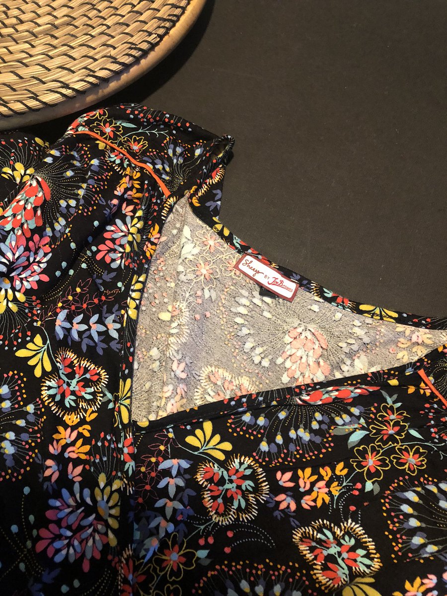 MerceJGros's tweet photo. Cuando te compras una blusa cara,te la vas a poner y te pica horrores la etiqueta…
Y para quitarla,te tiras una hora, para que no se agujeree la tela 
A vosotros no os pasa?🥹😳 https://t.co/GGhcLyJRBs