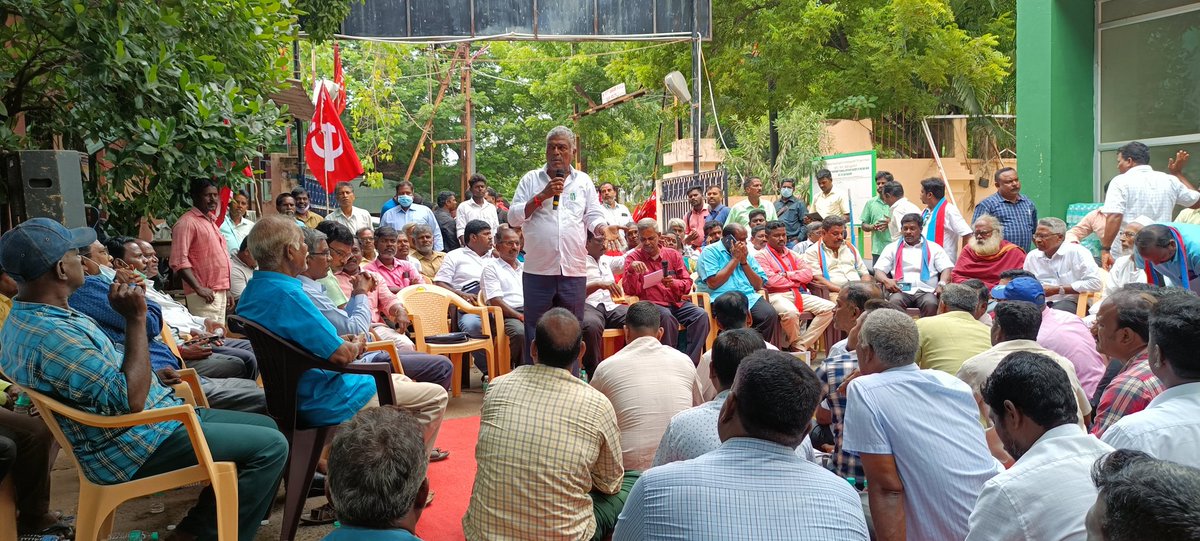 pycpim's tweet photo. #மின்துறையைவிற்காதே
மின்துறை தனியார்மயத்தை எதிர்த்து போராடிவரும் மின்துறை ஊழியர்களை கைது செய்து சிறையில் அடைத்ததை கண்டித்து CITU, தொழிலாளர் விடுதலை முன்னணி சார்பில் கண்டன ஆர்ப்பாட்டம் தற்போது நடைபெற்று வருகிறது.
#Puducherry #BJPBetrayedIndia #StopPrivatisation_SaveGovtJob https://t.co/lPuuxILwGS