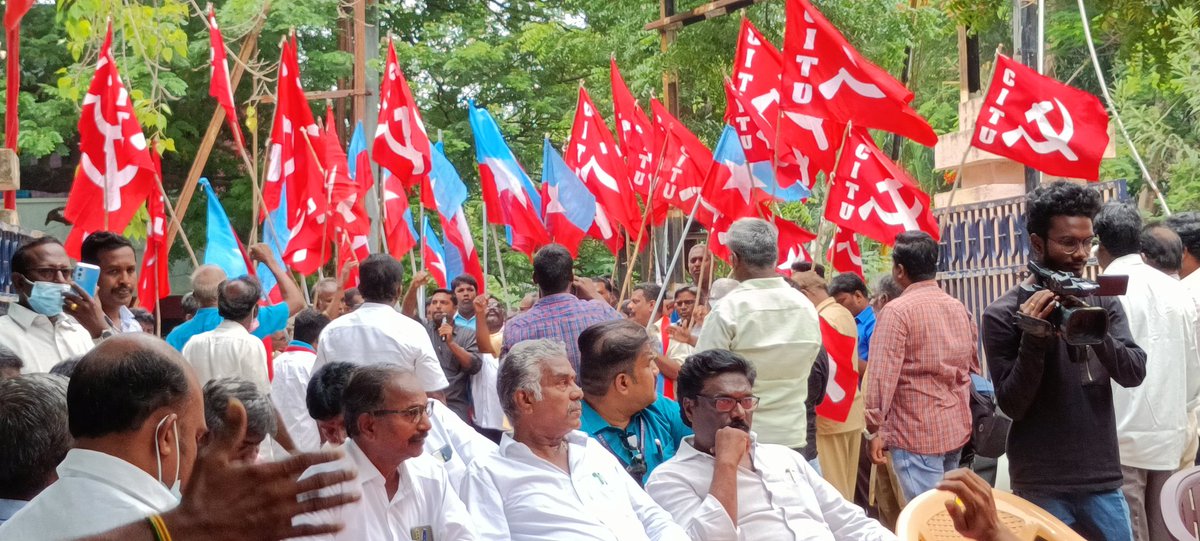 pycpim's tweet photo. #மின்துறையைவிற்காதே
மின்துறை தனியார்மயத்தை எதிர்த்து போராடிவரும் மின்துறை ஊழியர்களை கைது செய்து சிறையில் அடைத்ததை கண்டித்து CITU, தொழிலாளர் விடுதலை முன்னணி சார்பில் கண்டன ஆர்ப்பாட்டம் தற்போது நடைபெற்று வருகிறது.
#Puducherry #BJPBetrayedIndia #StopPrivatisation_SaveGovtJob https://t.co/lPuuxILwGS