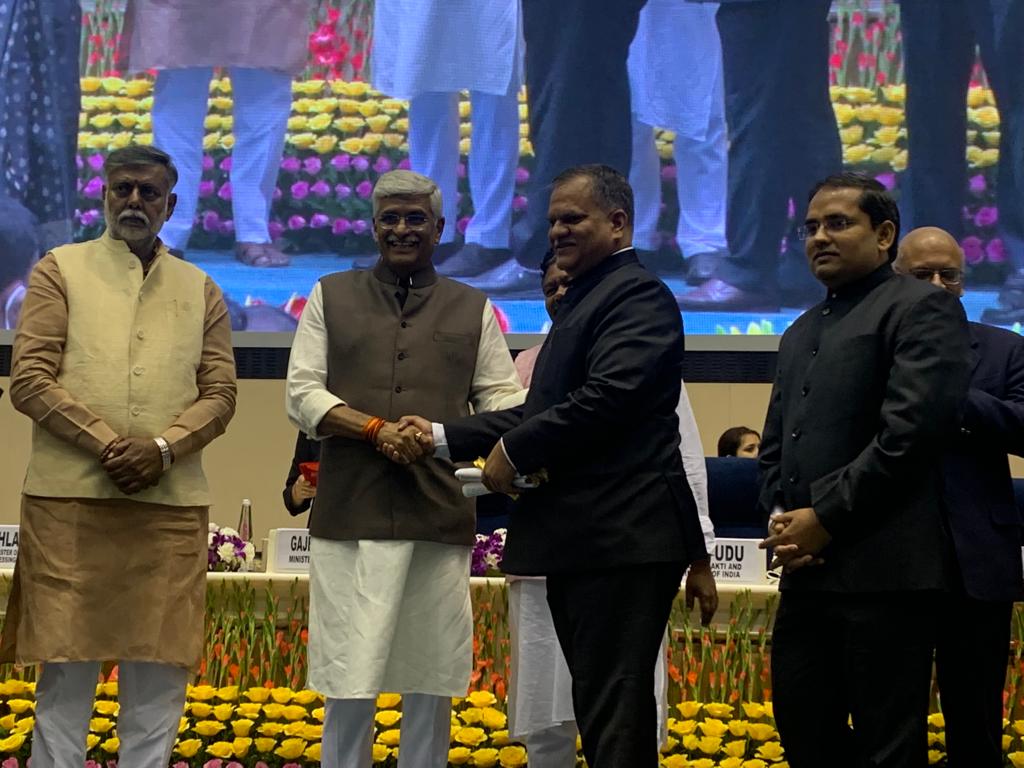 SBMGUP2's tweet photo. 2 अक्टूबर, 2022 को विज्ञान भवन, नयी दिल्ली में महामहिम राष्ट्रपति महोदया के समक्ष स्वच्छ सर्वेक्षण ग्रामीण 2022 में प्रदेश को देश में सर्वाधिक सिटीजन फीडबैक में प्रथम एवं वाल पेंटिंग में 5 अवार्ड श्री मनोज कुमार सिंह (ए.पी.सी.) व श्री अनुज कुमार झा (एम्.डी.) को प्रदान किये गए I https://t.co/dPSW87l0Va