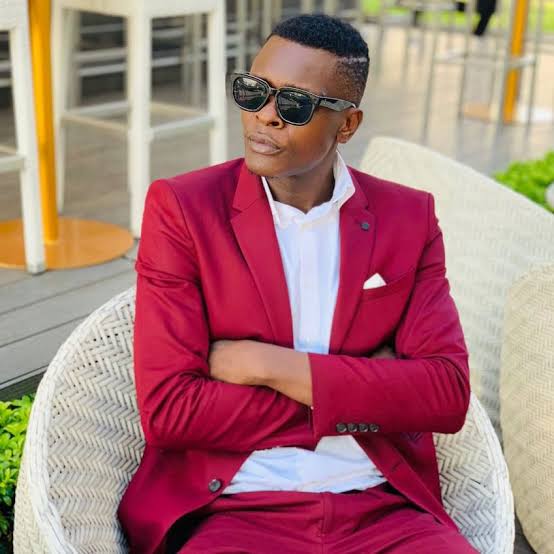 DanielLutaaya's tweet photo. This kamanyiiro must stop.
The only Ugandan musicians we can compare to @JChameleone are in the Grave.
Maybe when he also joins them, they will have a battle of the champions concert in heaven.
Gwe Gravity, Chameleone was filling up stadiums when you were breastfeeding. https://t.co/UM4DRgw8KJ