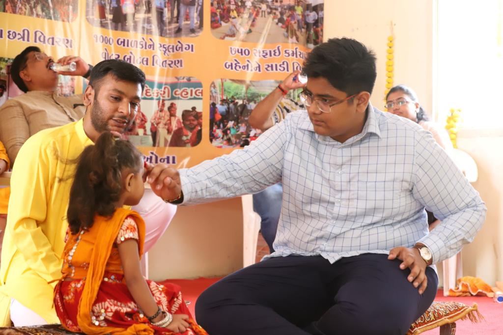 vedantthaker7's tweet photo. पूजाभिश्चैव होमैश्च कुमारिपूजनैस्तथा । सम्पूर्णं तद्‌ व्रतं प्रोक्तं विप्राणां चैव भोजनैः (देवी पुराण)

The auspicious festival of Navratri, is incomplete without performing the Kuvarika Pujan, regards to friend @rukmilshah for this auspicious opportunity https://t.co/0OkwtEqQRy
