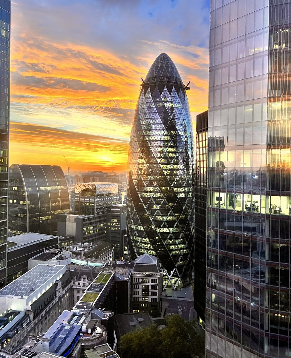 romerley's tweet photo. Happy Monday! A beautiful autumn sunrise over the City this morning #sunrise #London #City #gerkin #bank #liverpoolstreet https://t.co/BWjuCIzmd1