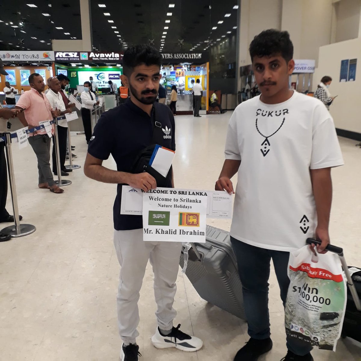 MohammedAmnan's tweet photo. حياكم الله في سريلانكا 🇱🇰 
انا مرشد سياحي ومعي سيارة 
واتحدث اللغة العربية 
باسعار منافسة جداً شاملة البنزين و رسوم الطرق و غيرها 
للتواصل مع على واتس اب :
0094779368368

#سياحة #سواق_في_سريلانكا #سياحه #سيارة_في_سريلانكا #سريلانكا #سيرلانكا https://t.co/p709NHMqsN