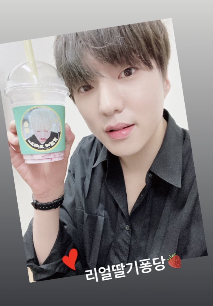 4_WINNER_CIRCLE's tweet image. [IG] 221003 YOON w_n_r00 Instagram Story

Enjoying the strawberry latte from today’s food truck support 🍓 

#KANGSEUNGYOON #강승윤 @official_yoon_ #WINNER #위너 @yg_winnercity @yginnercircle