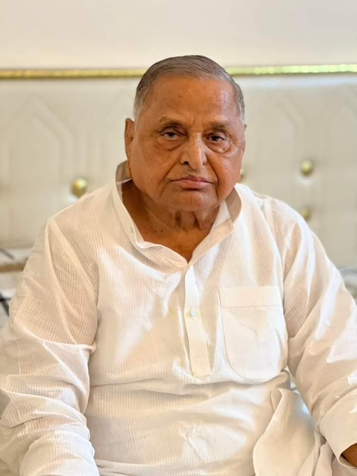 SayedFarhanAl14's tweet photo. आदरणीय नेता जी की तबीयत बिगड़ी, गुरुग्राम के मेदांता अस्पताल में इलाज जारी, मेदांता के ICU में भर्ती हैं हम सब उनके शीघ्र स्वस्थ्य की कामना करते है। @yadavakhilesh @digvijaysinghd9 https://t.co/53BFArfZi4