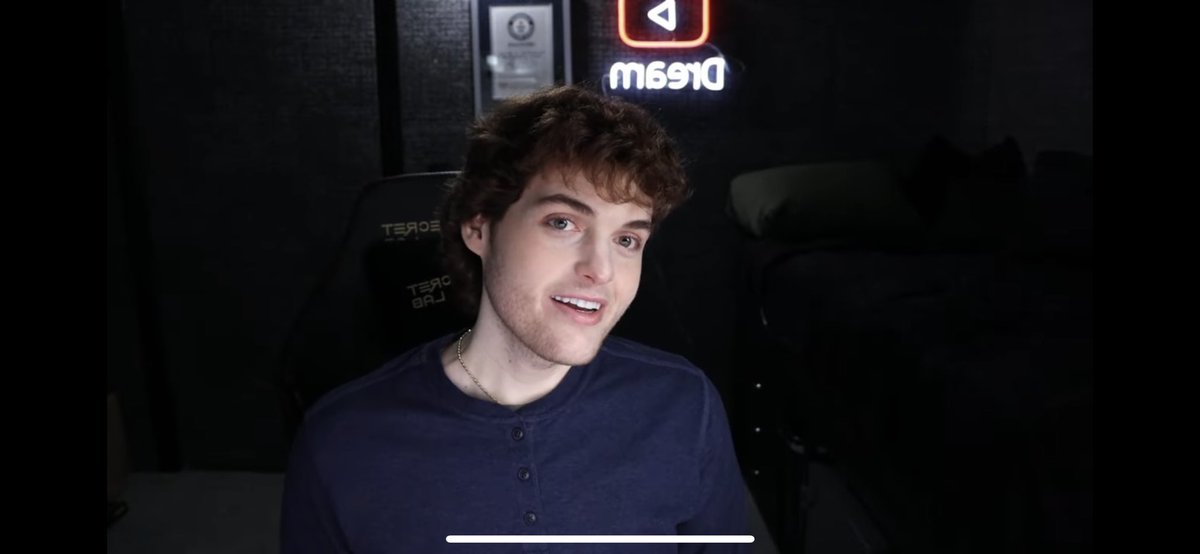 Everybody is already roasting the #dreamfacereveal already but that’s what you get for setting up high expectations, granted dream should’ve seen this coming. Regardless, checkmate dream stans.