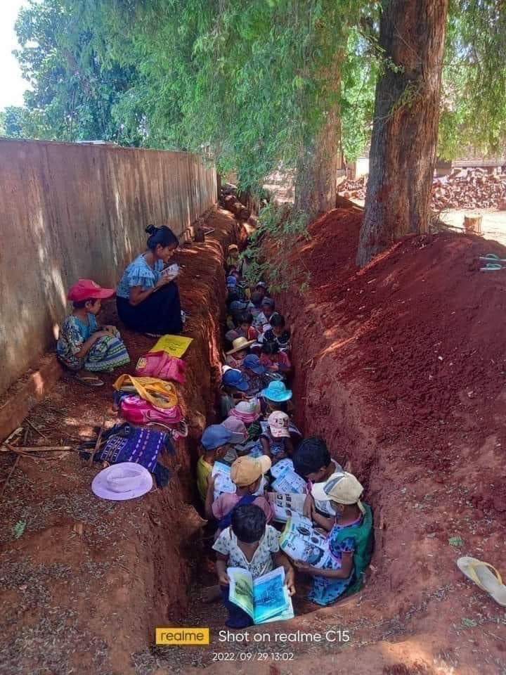 moephwintphyu's tweet photo. In Myanmar, Sagaing Region, Children are learning in the bomb shelters. The terrorist military troops destroyed and burned down the village . Moreover, they bombed the school while the kids were learning.
#WhatsHappeningInMyanmar #HelpMyanmarIDPs #WarCrimesOfJunta #2022Oct3Coup https://t.co/rk9jyieHCV