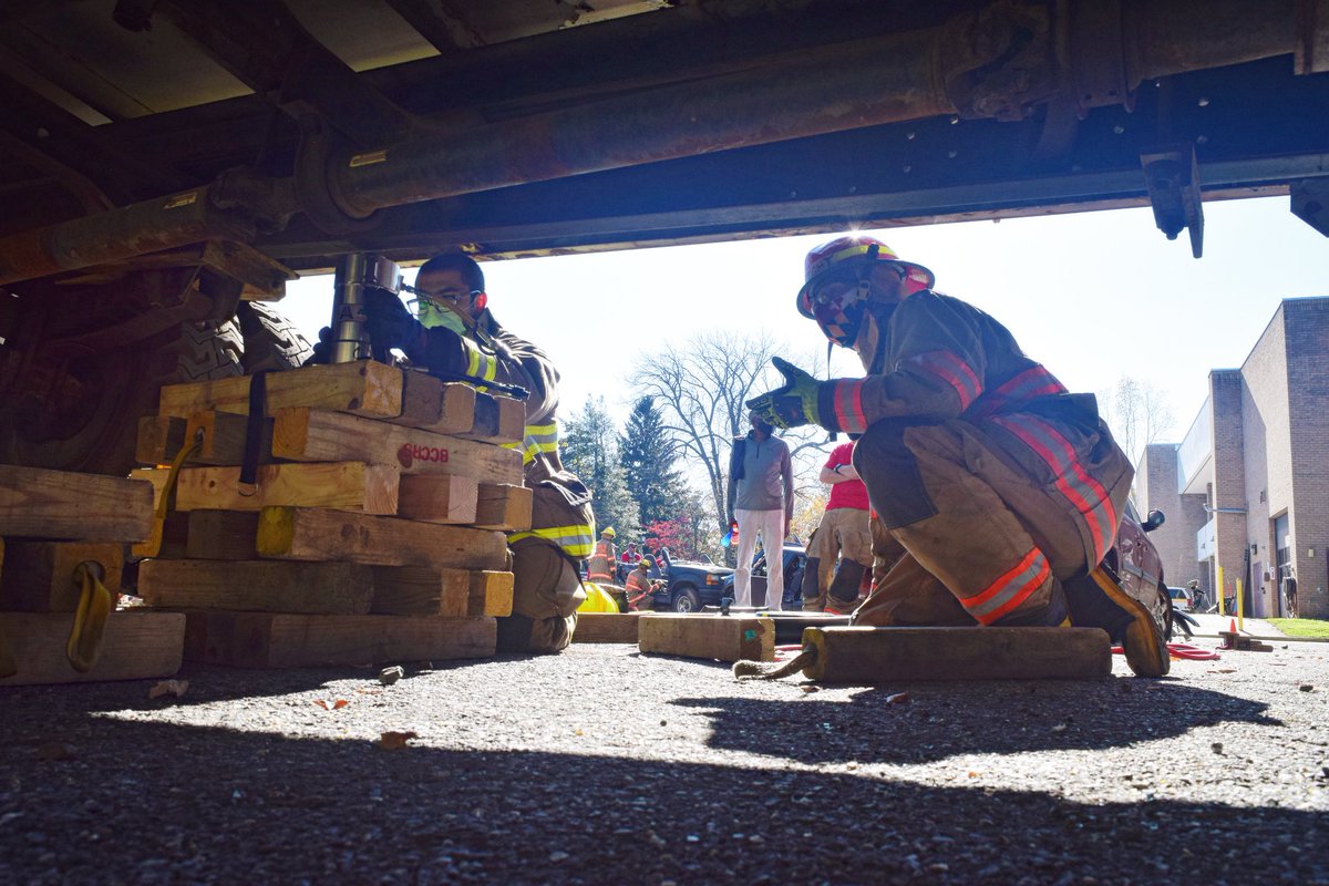 RescueWeekend's tweet photo. Putting the HEAVY in HEAVY RESCUE #heavyrescue #rescuesquad #rescue1 #rescue3 #bccrs #rvfd #rescueweekend #amkus #squad https://t.co/JYqrUQGhXp