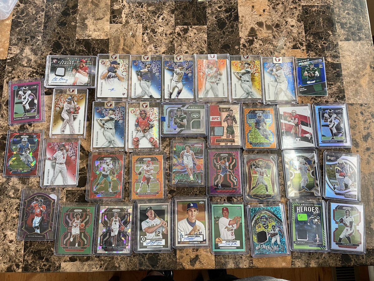 masonerjared's tweet image. Looking to sell a few cards. Have much more than this. If you’re looking for something let me know. Taking offers on all! @SportsSell2 @SportsSell3 @ILOVECOLLECTIN1 retweets appreciated!