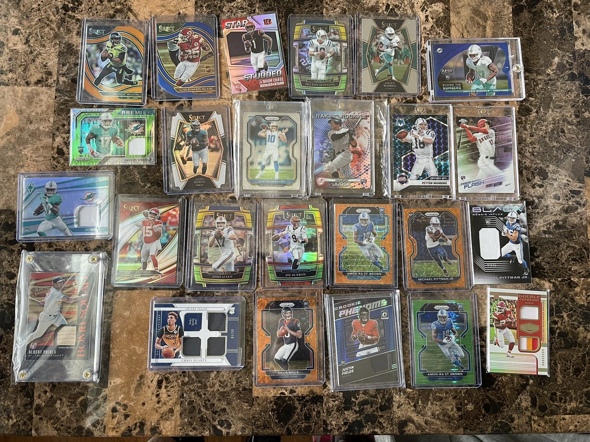 masonerjared's tweet image. Looking to sell a few cards. Have much more than this. If you’re looking for something let me know. Taking offers on all! @SportsSell2 @SportsSell3 @ILOVECOLLECTIN1 retweets appreciated!