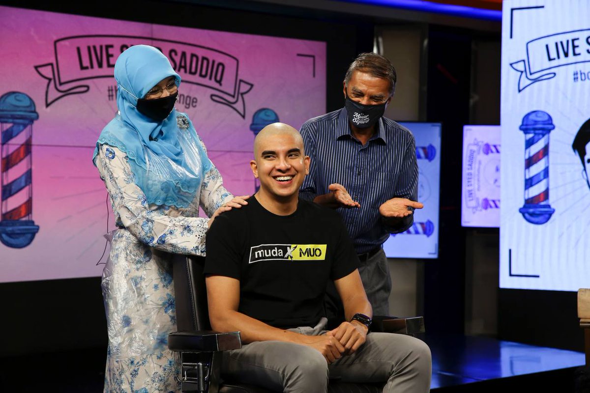 SyedSaddiq's tweet image. 2020, negara &amp;amp; dunia dilanda COVID. 

Sesi persekolahan terganggu sebab PKP.

Saya usahakan untuk tolong MUO. 

Peruntukan parlimen kena tarik? Takpa. 

Saya usahakan dengan cara lain, antaranya #BotakChallenge. 

Alhamdulilah, hampir 2000 laptop &amp;amp; tablet diagihkan untuk Muo.