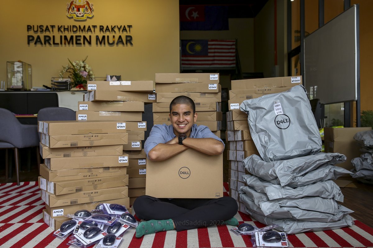 SyedSaddiq's tweet image. 2020, negara &amp;amp; dunia dilanda COVID. 

Sesi persekolahan terganggu sebab PKP.

Saya usahakan untuk tolong MUO. 

Peruntukan parlimen kena tarik? Takpa. 

Saya usahakan dengan cara lain, antaranya #BotakChallenge. 

Alhamdulilah, hampir 2000 laptop &amp;amp; tablet diagihkan untuk Muo.