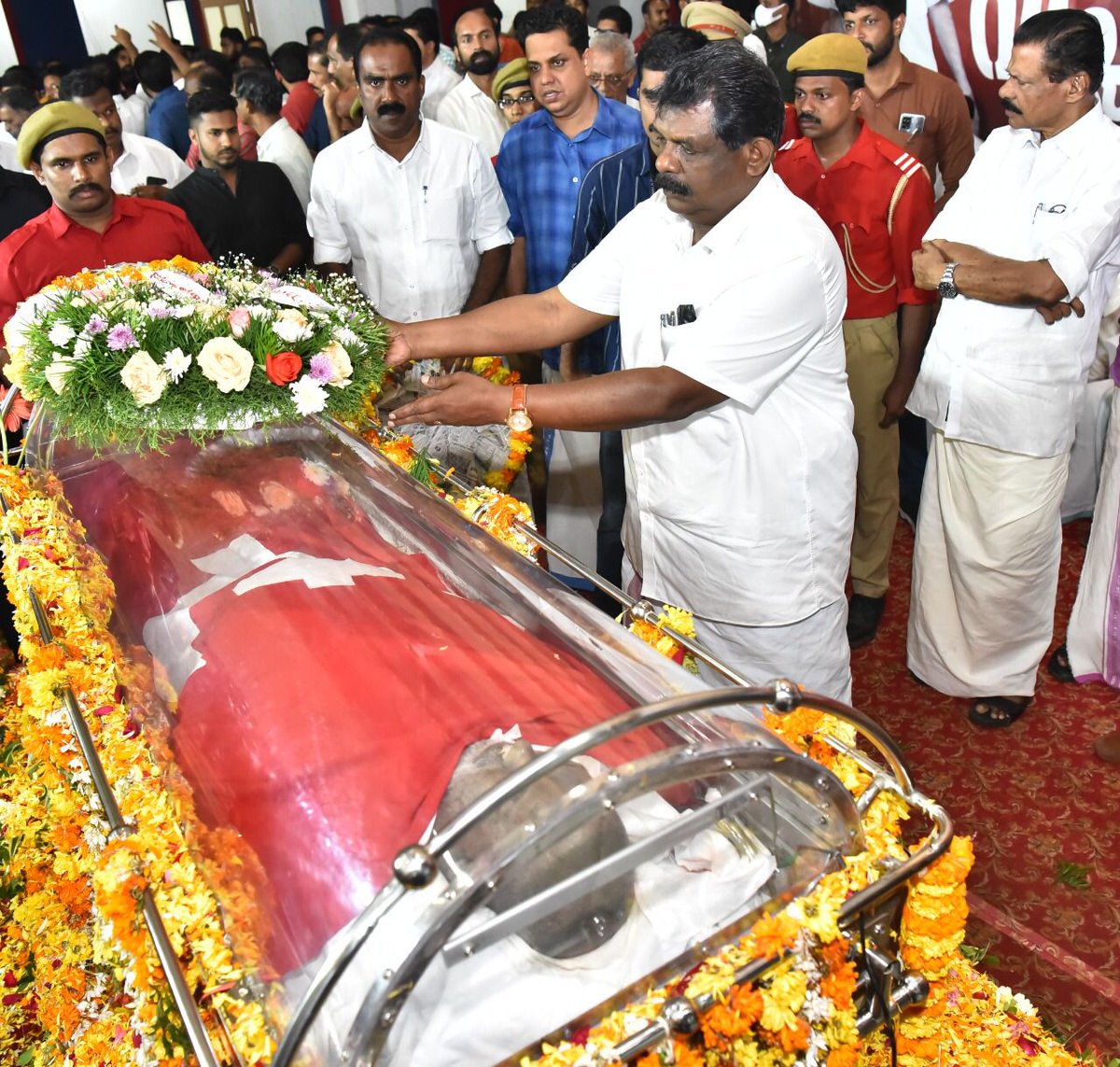 advantonyraju's tweet image. സഖാവ് കോടിയേരിക്ക് പ്രണാമം...