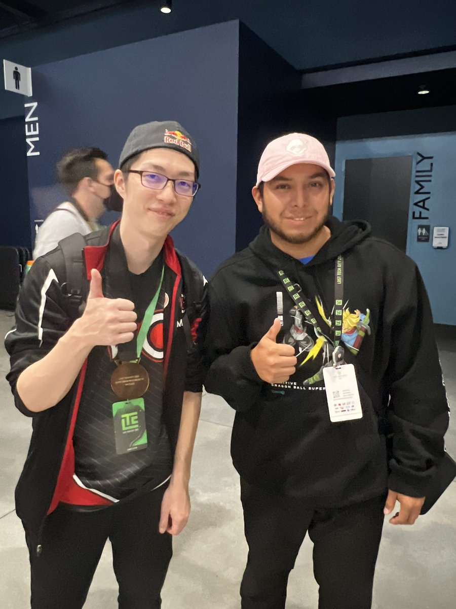 juice_Lloid's tweet photo. Met all my favorite pro players at #TLC #LostTechCity @C9Mang0 @aMSaRedyoshi @SFAT @Skyjay2301 https://t.co/a8qcBXxf0p