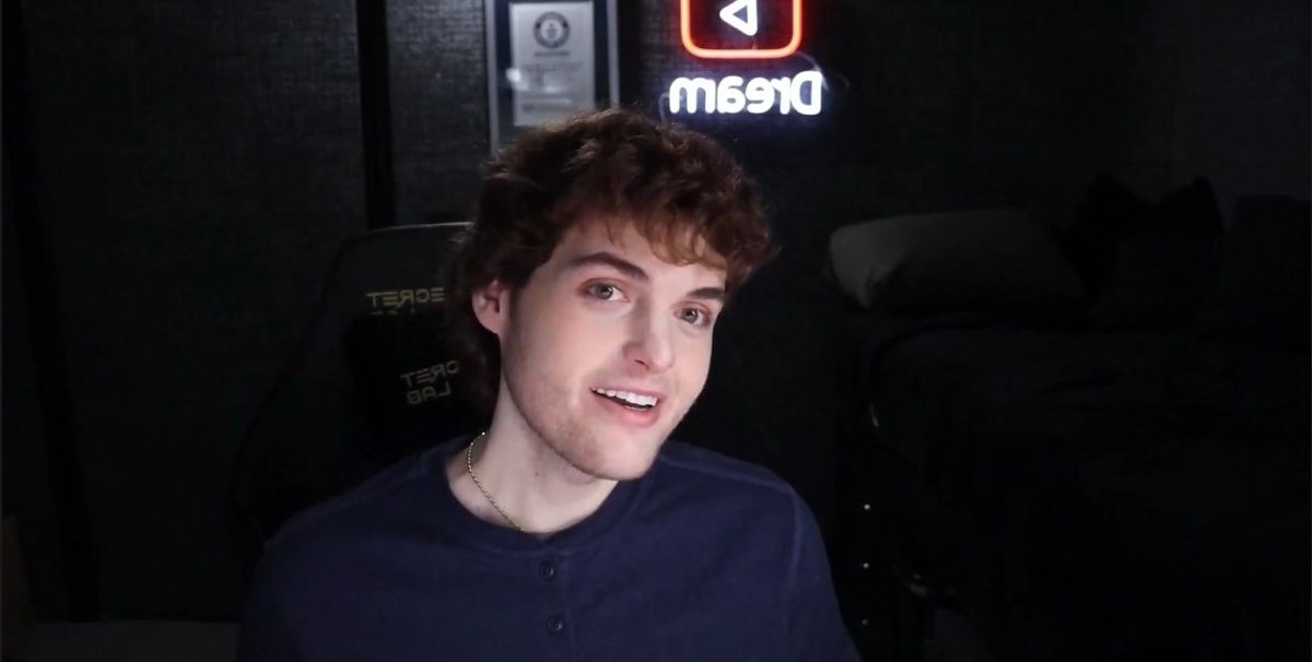 McMeme124's tweet photo. I really don't know dreams content other than the fact that he has been faceless... but I cannot unsee the resemblance to onion boy #dreamfacereveal https://t.co/Jhz5pLnTBR