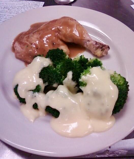 sbrew42's tweet photo. Topped off a great day of streaming with some roast chicken with pan gravy and broccoli with hollandaise. #nomnom #imachef #fullbelly https://t.co/yQVWuliiEG