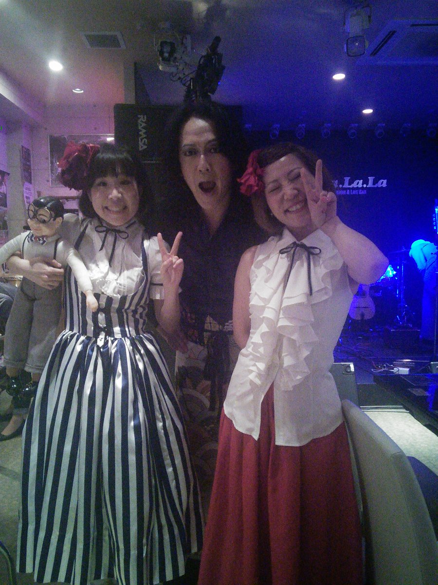 shima_chi4040's tweet photo. これは2015年の写真。
左からチャーリー、ユキちゃん、山田晃士さん、私。
チャーリーはいなくなったけど明日3人が揃うので同じ構図で写真を撮ろうと思います。
というわけで、明日は3人でシャララでライブです！
（晃士さんソロライブ、OAがユキ＆志麻。19時半スタート、予約3000円(1D別)です。） https://t.co/4Qw0wWKbCS