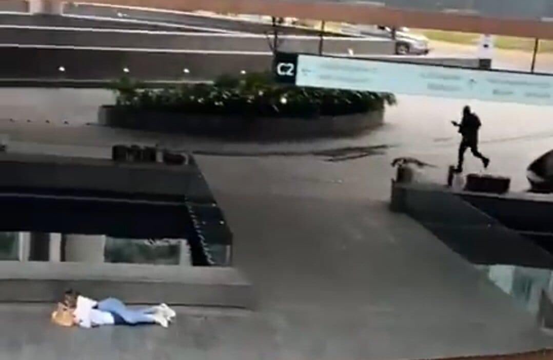 Esta escena es desgarradora, no sucede en Irán, no pasa en una película, ni en Ucrania, es una mamá preservando la vida de su hijo con un sicario atrás, en un lugar donde la mayoría de nosotros hemos caminado.