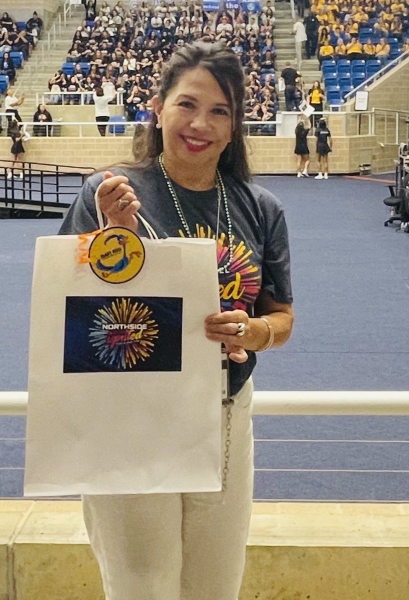 Happy National Principal’s Month to Mrs. Noriega!! Our Roadrunner hearts are filled with lots of love for you!! ❤️🤩❤️