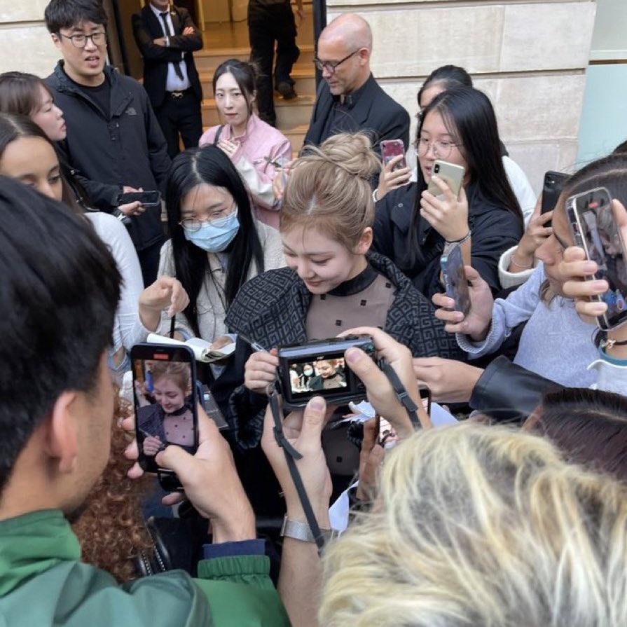 centreshb's tweet image. ningning viral video in paris a thread