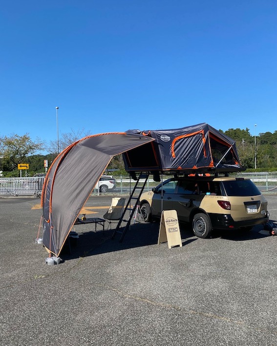 e_t_roofcamper's tweet photo. eco-tech roofcamper Tシリーズ
TXは室内2m10cm*2m50cmの空間にポータブルタープのオプションをつけたスタイルは使い勝手最高
ポータブルタープは車両のリヤゲートや横にも自由に接続できるので、使い方は自由自在で低価格”安かろう悪かろう”では無く”安かろう嬉しかろう”に！
＃ルーフトップテント https://t.co/QCJZ0iuVw9