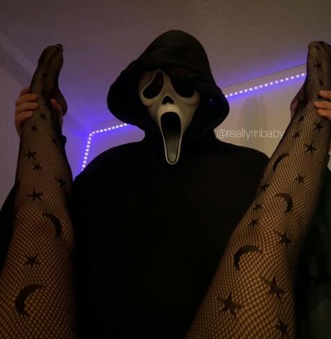morales_es7's tweet photo. -¿qué vas a hacer la noche de Halloween? 
-pues,lo normal. https://t.co/gTjM0pAd9X