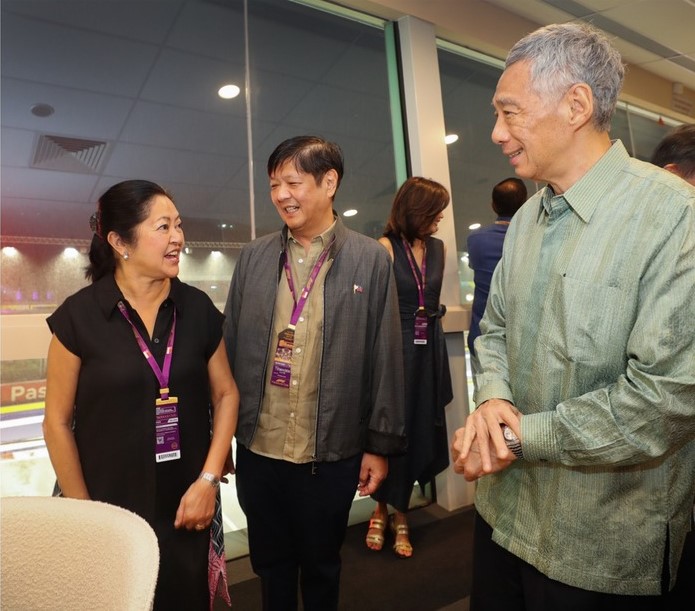 shihtzuyam's tweet photo. OMG! Ayan na, from the Singapore Prime Minister himself, Lee Hsien Loong, a picture with our dearest PBBM. https://t.co/xKZfJFEkmS