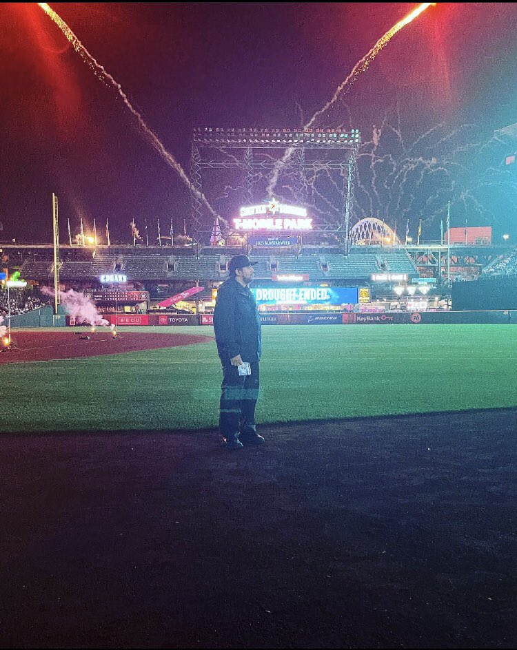 hakim_mansurd's tweet photo. Unforgettable weekend at the field! Feeling the crowd energy from my view after the walk-off HR was amazing! I don’t know how to describe it just yet. So ready for this postseason run. Go Mariners! #seausrise #droughtended #octoberrise #mlbpostseason https://t.co/55TI4FfiDh