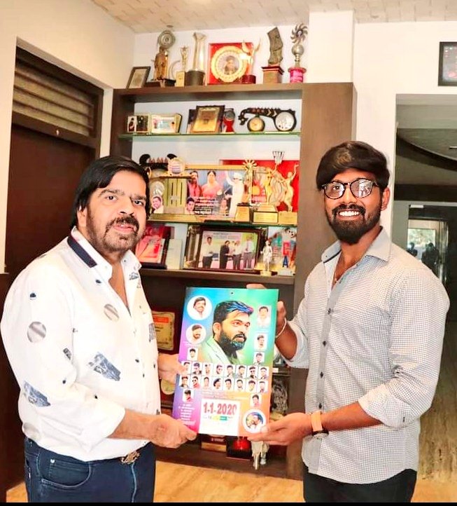 SimbuPrakash_'s tweet photo. இன்று பிறந்தநாள் காணும் எங்கள் வழிகாட்டியே வாழ்த்த வயதில்லை உம்மை வணங்குகிறோம் 🙏🏻🙏🏻🙏🏻🙏🏻
#HappyBirthdayTRsir #HappyBdayTR
#HappyBirthdayTR @SilambarasanTR_
@ELAKKS @kuraltv @MahatOfficial
#SilambarasanTR #PathuThala #VTK #VTKClassicHit #TRsir #TRajendhar #TR 🙏🏻 https://t.co/egsiS0Vct8