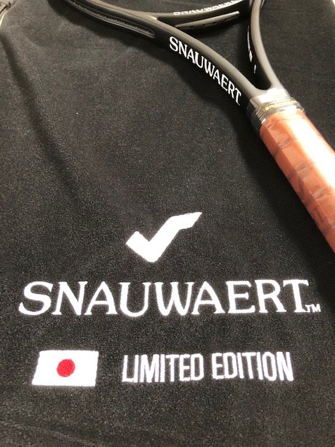 Stanpoo2's tweet photo. 海外本社からDEMOラケットも届いたよ。これから全国のプレイヤーたちにテストしていただきます。ソフトケースもジャパンオリジナルにしてみました。 https://t.co/f45I1RlVWE