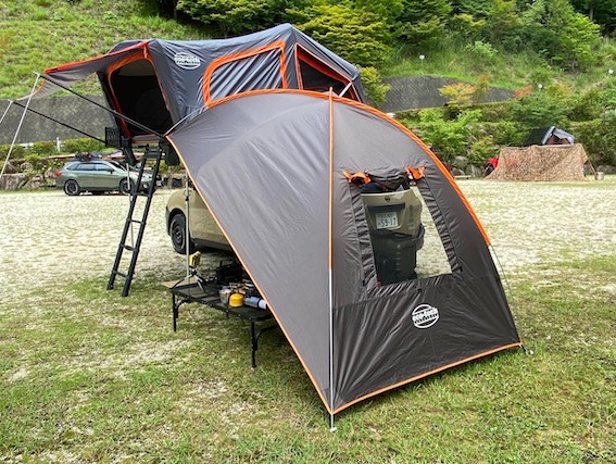 e_t_roofcamper's tweet photo. eco-tech roofcamper Tシリーズ
TXは室内2m10cm*2m50cmの空間にポータブルタープのオプションをつけたスタイルは使い勝手最高
ポータブルタープは車両のリヤゲートや横にも自由に接続できるので、使い方は自由自在で低価格”安かろう悪かろう”では無く”安かろう嬉しかろう”に！
＃ルーフトップテント https://t.co/QCJZ0iuVw9