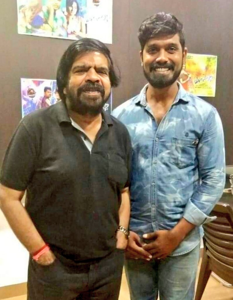 SimbuPrakash_'s tweet photo. இன்று பிறந்தநாள் காணும் எங்கள் வழிகாட்டியே வாழ்த்த வயதில்லை உம்மை வணங்குகிறோம் 🙏🏻🙏🏻🙏🏻🙏🏻
#HappyBirthdayTRsir #HappyBdayTR
#HappyBirthdayTR @SilambarasanTR_
@ELAKKS @kuraltv @MahatOfficial
#SilambarasanTR #PathuThala #VTK #VTKClassicHit #TRsir #TRajendhar #TR 🙏🏻 https://t.co/KXDEwlQ8MG