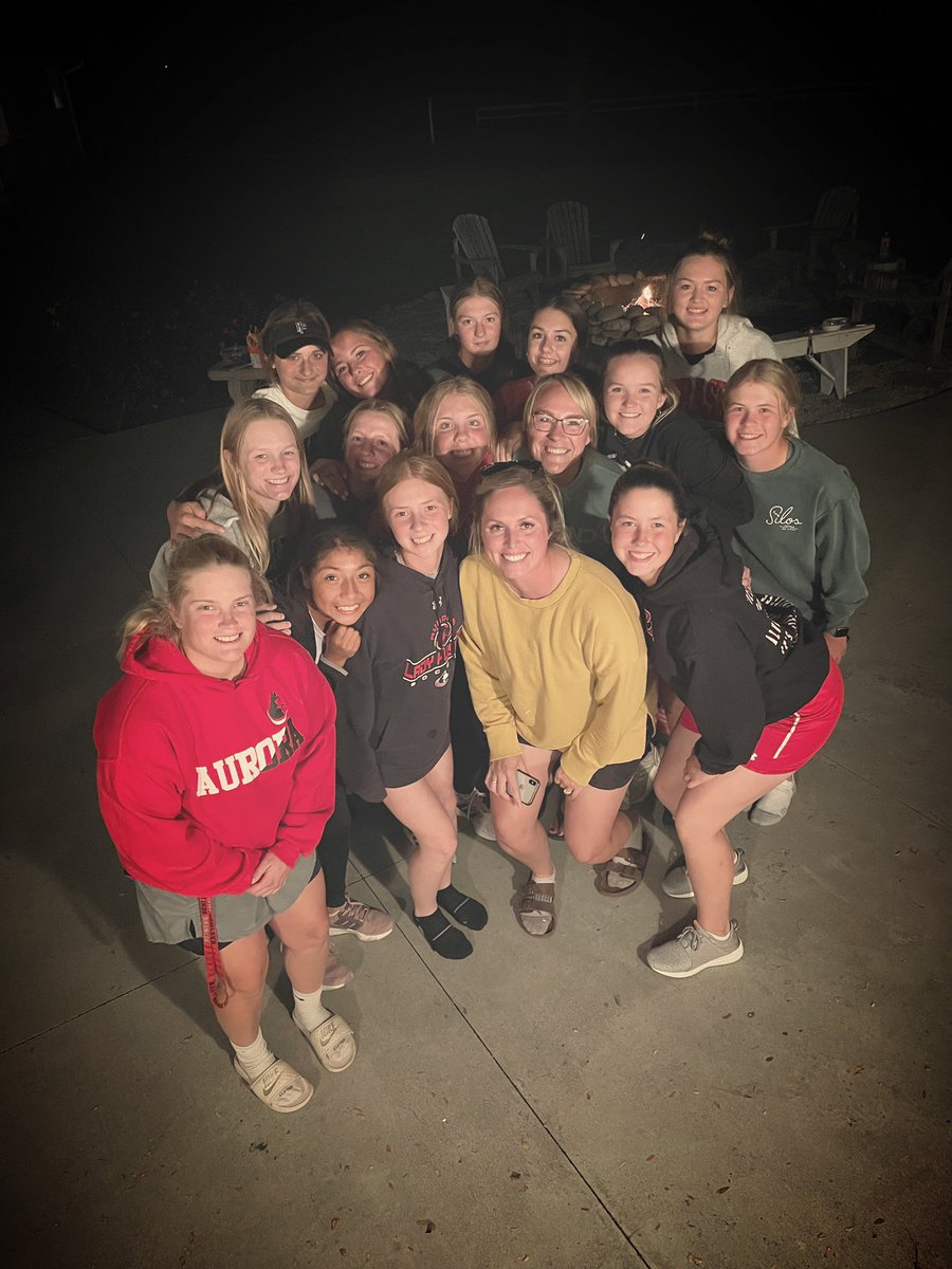 SoftballHusky's tweet photo. Thanks @mamasande for hosting a team bonfire🔥we are ready for subs tomorrow! 🥎 https://t.co/vPwwv9seYa