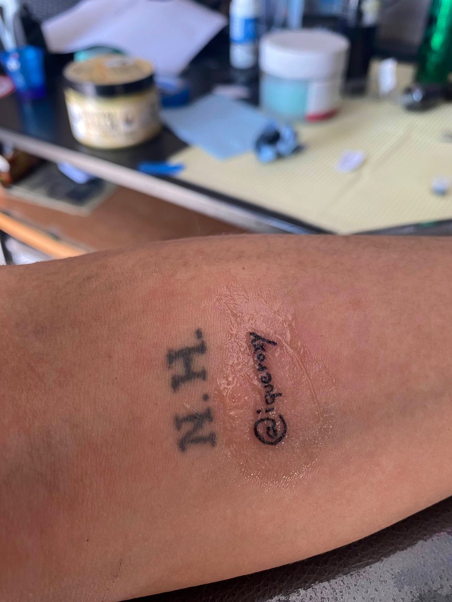 iQueRoxy's tweet photo. Roxy 2015: ¿Aún somos fans de Atl?
Roxy 2022: Si, hasta nos diseñó uno de los tatuajes más especiales que tenemos🥰 https://t.co/Iq1Vobg8it