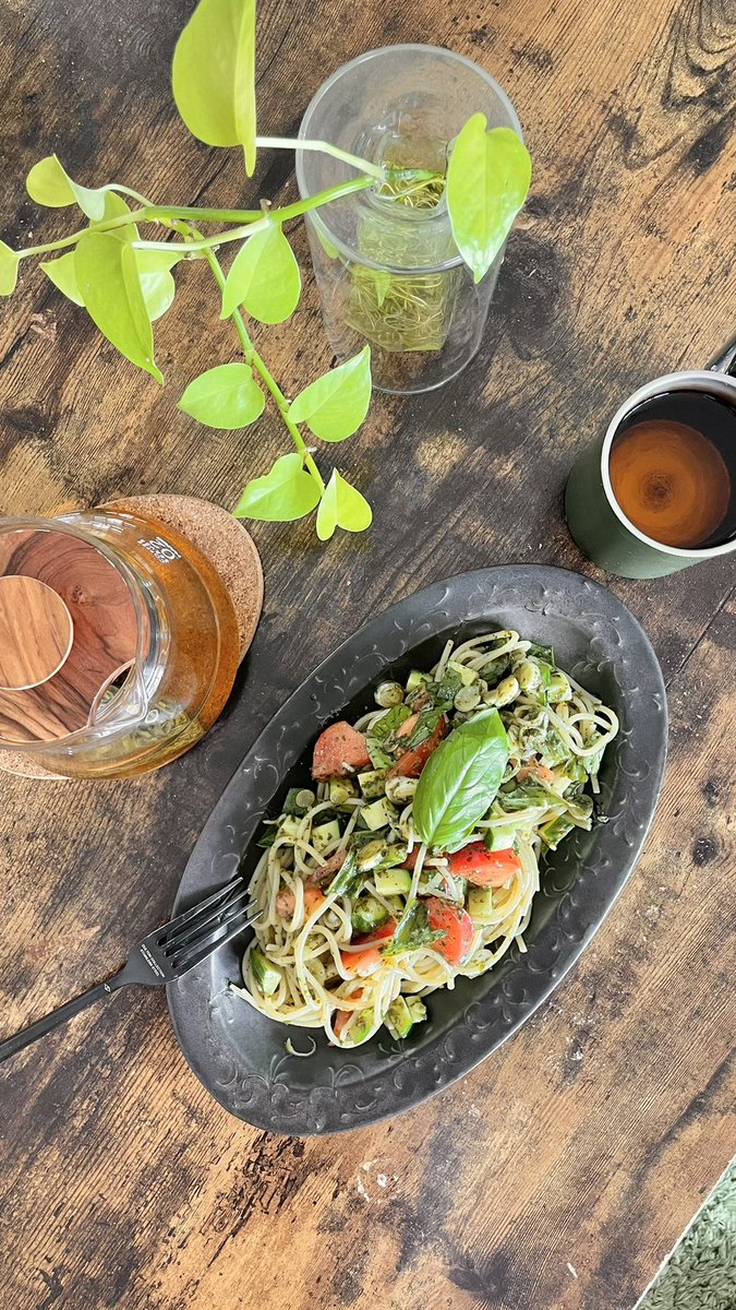 遅い朝ごはん☀️ もう昼ごはんかな笑 いただきもののバジルやきゅうりでジェノベーゼパスタ🌱🥒 過ぎ去った夏が再び✨