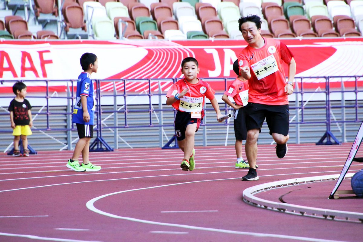 jaaf_official's tweet photo. 【#リレフェス＠#国立競技場】
📸フォトギャラリー📸
https://t.co/fXE19dAZni

／
👨‍👩‍👧‍👦家族対抗リレー
＼

1位🥇TEAM HAYASHI　47秒81
2位🥈team watanabe　47秒87
3位🥉鹿島AC大澤ファミリー石川県！　49秒33

✅https://t.co/pljxVG2rRC
#JAAF #陸上 https://t.co/5S0nTV96Ey