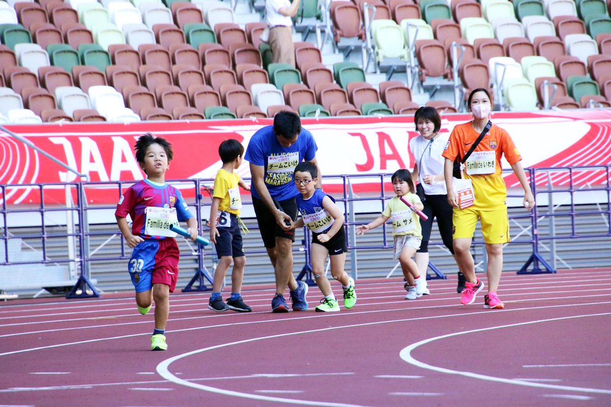 jaaf_official's tweet photo. 【#リレフェス＠#国立競技場】
📸フォトギャラリー📸
https://t.co/fXE19dAZni

／
👨‍👩‍👧‍👦家族対抗リレー
＼

1位🥇TEAM HAYASHI　47秒81
2位🥈team watanabe　47秒87
3位🥉鹿島AC大澤ファミリー石川県！　49秒33

✅https://t.co/pljxVG2rRC
#JAAF #陸上 https://t.co/5S0nTV96Ey