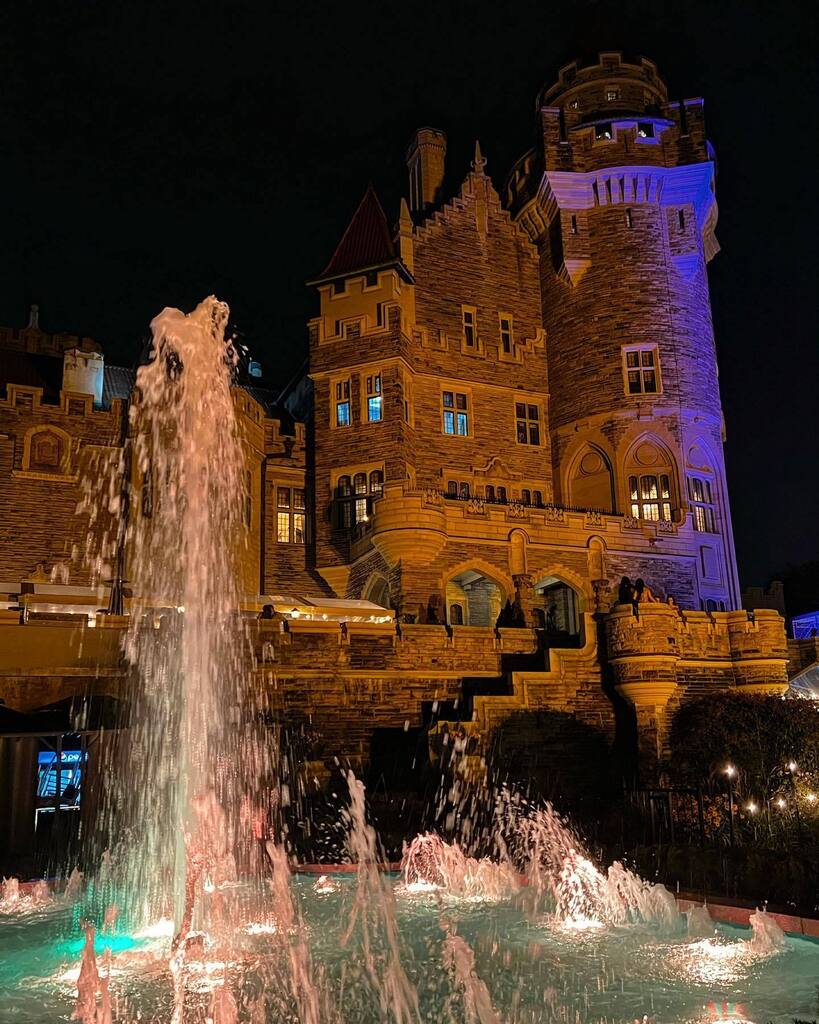 WalidEKhoury's tweet photo. Splashing lights at Casa Loma Toronto #casaloma #Toronto #fountain #water #castle #vintage #history #lights #night https://t.co/upwQQcesUv https://t.co/ZJwyEeNmcx