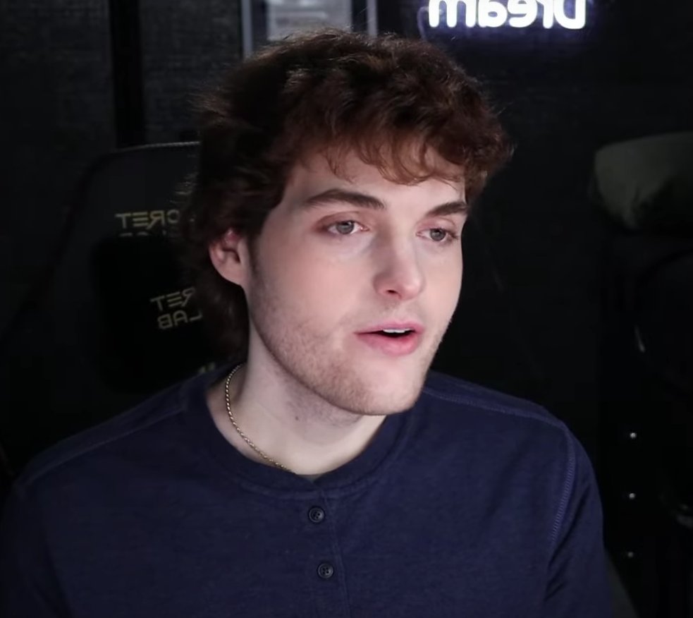 ClownBot on Twitter "Why does Dream look like fuckin' Quagmire 😭😭😭