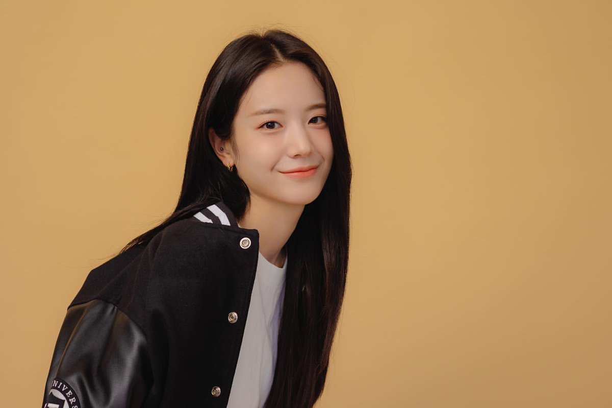 gyuria's tweet photo. My heart is beating within the excitement, as well since today is the first broadcast of Cheer Up! Hence I, beaming in such an exquisite color with a mesmerizing smile on my face. Let us be overwhelmed with sheer joy today, and please lend us your tremendous support! 🧡 https://t.co/HFh8OqKp8h
