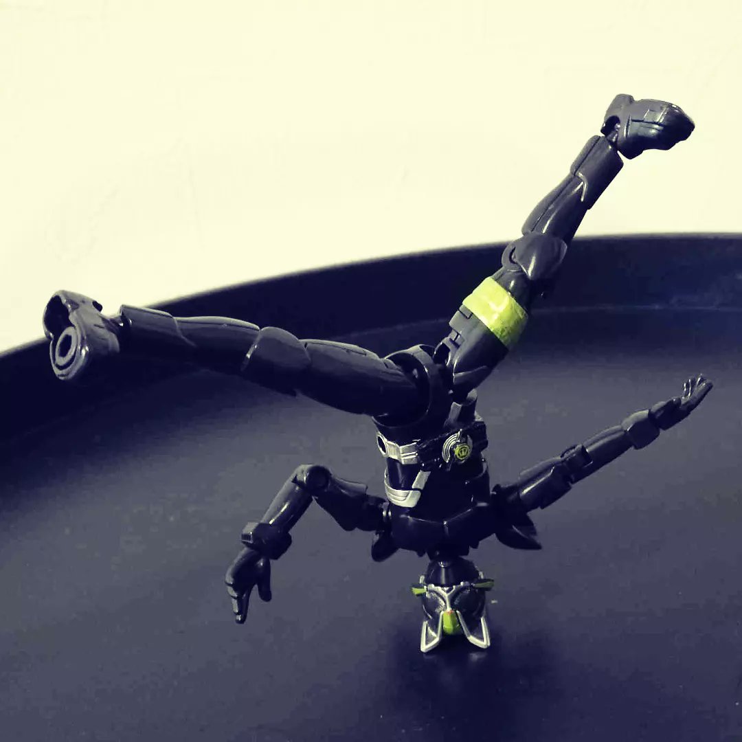 ChillyAAAacter's tweet photo. 仮面ライダータイクーンの頭の安定感に気付いてしまった。

#装動ギーツはアソビだしたら止まらない https://t.co/9CKrR8rceN