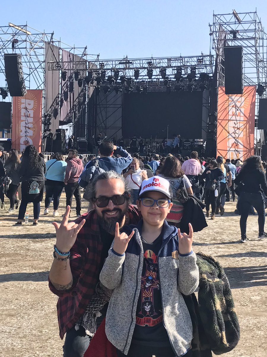 sjimenezp's tweet photo. “la primera vez no se olvida”…
cachorro 🦁 feliz con @MolotovBanda y @chanchoenpiedra en #RenaceFestival #LaSerena
#MiniRockStar 🤟🏼🎩🎸 #GuatónTetónOnTour https://t.co/ZCrRlBhzIe