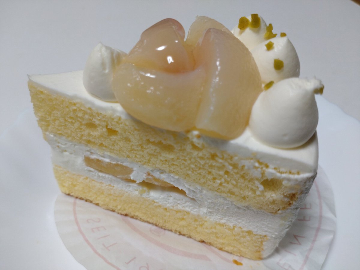 🍰白桃のショート🍰 国産の白桃を使った季節限定のショートケーキ。ほど良い甘さで美味しい。淡い桃色とクリームの白の色合いもナイスです！