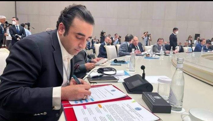 SaminaAZardari's tweet photo. عالمی وزراء خارجہ کی لسٹ میں سے بلاول بھٹو زرداری سب سے زیادہ انٹرنیشنل ملاقاتیں کرنے والے کم عمر ترین وزیر خارجہ بن گے ساری قوم کو مبارکباد
@BBhuttoZardari https://t.co/BkvuDtNiyM