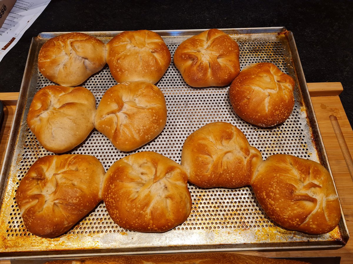 SteffenKuttero1's tweet photo. First time "long-resting" Kaisersemmel where the dough has to rest over night in the fridge. The shape needs improvement but the taste is perfect https://t.co/neaNzrUuA4