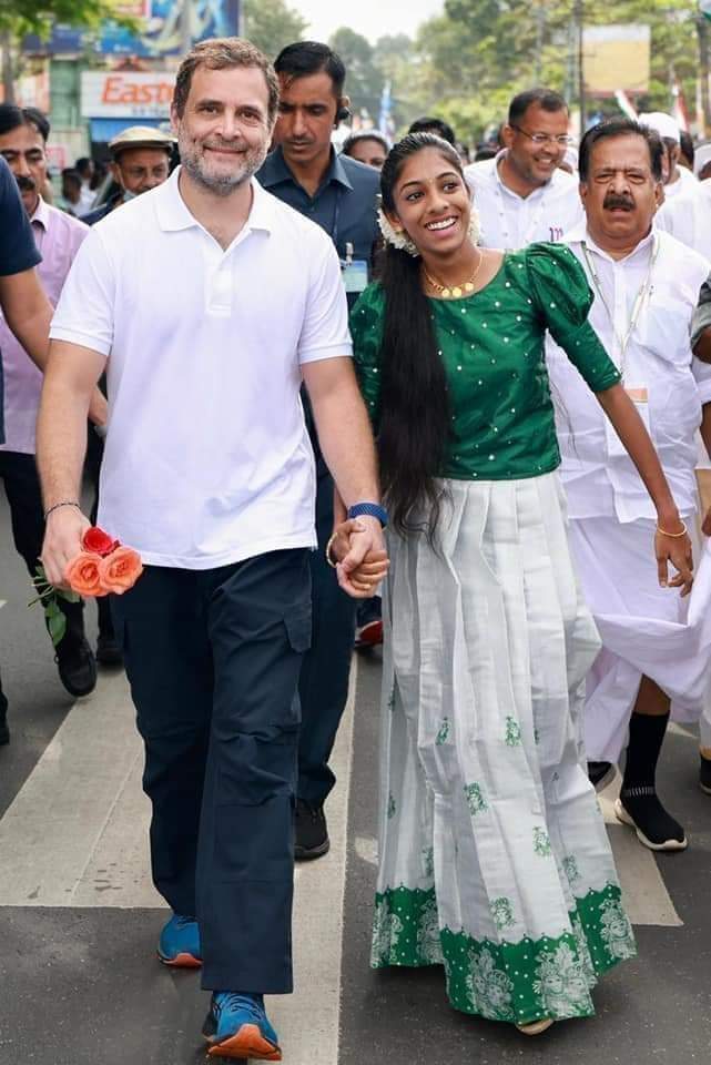 Shankar01947's tweet photo. ಈ ಪ್ರೀತಿ, ವಾತ್ಸಲ್ಯವನ್ನು ಗುರುತಿಸಲಾರದಷ್ಟು ದಡ್ಡರಾದಾರಲಾ ನಮ್ಮ ದೇಶದ ಪ್ರಜೆಗಳು.....
#IHateBJP
#BharatJodoYatra
#RahulGandhi.... https://t.co/Lio8KzSKE2