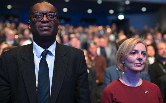 Telegraph's tweet image. 🔴Liz Truss and Kwasi Kwarteng have abandoned a plan to abolish the 45p rate of income tax for top earners in a dramatic U-turn.

Follow the latest updates on our liveblog here ⬇️
telegraph.co.uk/politics/2022/…