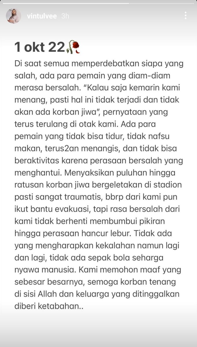 Story Istri dari Muhammad Rafli (Striker Arema), Laras Carissa.

“Menyaksikan puluhan hingga ratusan korban jiwa pasti sangat Traumatis.”

Pemain Arema, Staff &amp; Official juga turut serta membantu proses evakuasi.

Kemanusiaan diatas segalanya!🥀🙏